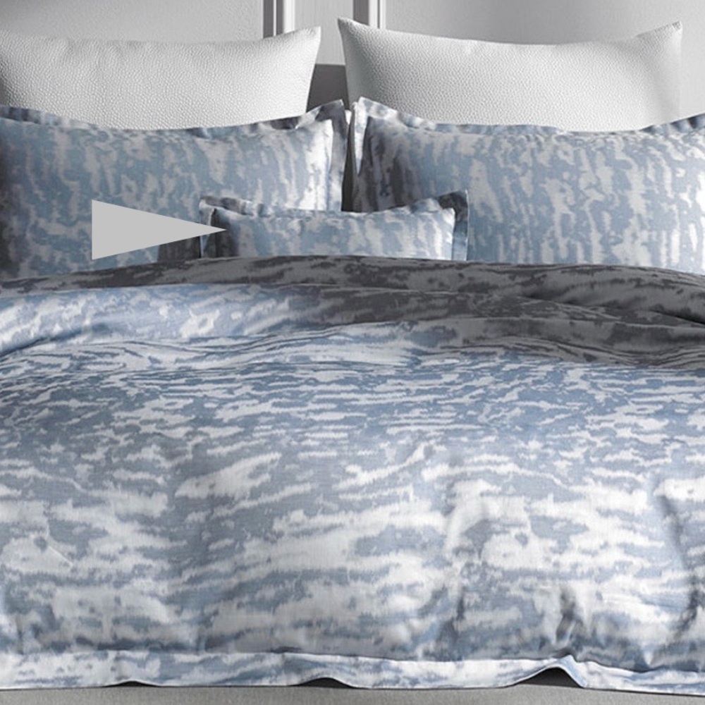 Matouk Schumacher Duvet cover with Boudoir sham